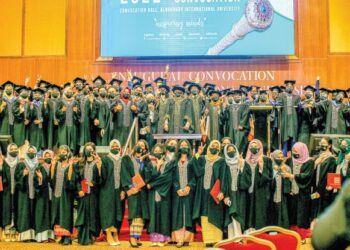 SEBAHAGIAN daripada graduan bergambar selepas Majlis Konvokesyen Al-Bukhary International University (AIU) yang julung kali diadakan di Alor Setar, Kedah, hari ini. -
FOTO/SHAHIR NOORDIN