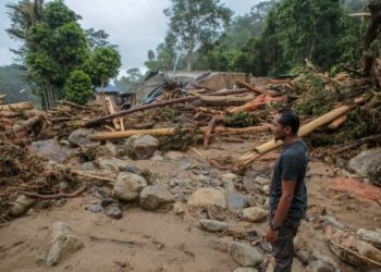 SEORANG penduduk menunjukkan keadaan rumah yang ranap teruk dilanda kepala air deras dan banjir kilat di Jalan Batu Hampar, Yan. – UTUSAN/SHAHIR NOORDIN