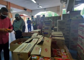 MUHAMMAD Sanusi Md. Nor (kiri) melihat stok makanan kering untuk penghuni dan pelajar ketika mengadakan lawatan di Politeknik Tuanku Sultanah Bahiyah, Kulim. - UTUSAN/ AZAHAR HASHIM