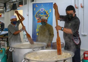 Kakitangan Masjid Zahir memasak bubur lambuk untuk diedarkan bersama bubur lambuk percuma dalam program Kongsi Berkat Bubur Lambuk anjuran Media Mulia Sdn. Bhd dengan kerjasama EB Frozen Food di sini hari ini.
UTUSAN/ SHAHIR NOORDIN