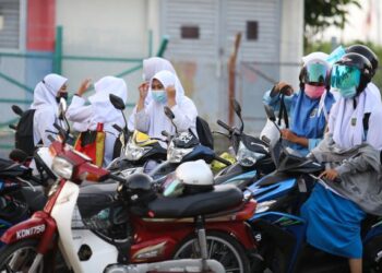 PELAJAR Sekolah Menengah Kebangsaan Kuala Nerang, Kedah memulakan sesi persekolahan secara bersemuka bagi peringkat menengah baru-baru ini. – UTUSAN/SHAHIR NOORDIN