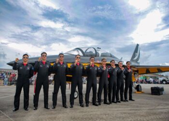BLACK Eagles dari Korea Selatan antara pasukan ternama yang hadir melakukan persembahan udara di LIMA '23 di Langkawi, Kedah. - UTUSAN/SHAHIR NOORDIN