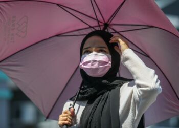 SEORANG pejalan kaki terpaksa menggunakan payung berikutan cuaca panas yang melampau di sini hari ini.
UTUSAN/ SHAHIR NOORDIN