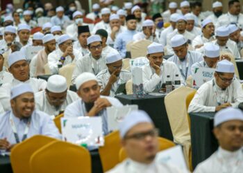 Sebahagian perwakilan dan pemerhati dari seluruh negara hadir ke Muktamar Dewan Pemuda PAS Malaysia ke-63 di Alor Setar semalam. - UTUSAN/ SHAHIR NOORDIN