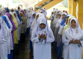 Kerajaan diminta mengenalpasti punca lebih 14,000 pelajar tidak menduduki peperiksaan SPM 2022. - Gambar hiasan