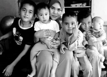 GAMBAR kenangan Faridah Omar bersama lima daripada enam orang anaknya.