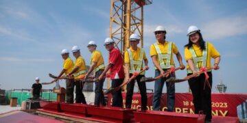 Pengarah Urusan GPC Development, Phoo Meng Khaw (baju merah tengah) bersama-sama pengurusan tertinggi syarikat yang terlibat dalam pembinaan Kondominium G Residence melakukan gimik perasmian ketika Majlis "Topping Off Ceremony" di Alor Setar hari ini. - UTUSAN/ SHAHIR NOORDIN
