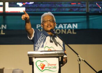 HAMZAH Zainudin ketika berucap pada pelancaran Himpunan Jentera Pilihanraya PN di Guar Chempedak, Yan. -UTUSAN/SHAHIR NOORDIN
