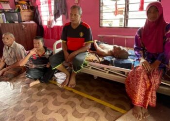 MARIANA Akib bersama keluarganya yang hidup serba kekurangan di perkampungan nelayan Jalan Kampung Tengah, Kuala Kedah. – UTUSAN/JAMLIAH ABDULLAH
