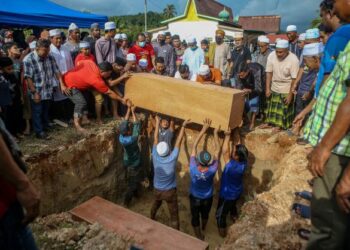 JENAZAH tiga beranak  yang terkorban dalam kemalangan maut di Jambatan Datuk Syed Omar selamat dikebumikan satu liang lahad di Tanah Perkuburan Masjid Az-Zaitun,Kampung Lengkuas. - UTUSAN/ SHAHIR NOORDIN