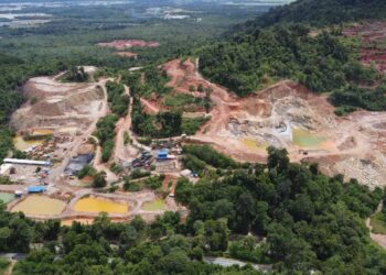 Pemandangan dari udara kuari yang didakwa oleh penduduk tempatan antara punca yang menyebabkan fenomena kepala air dan banjir kilat yang menyebabkan kawasan dan kampung yang berada di kaki Gunung Jerai hampir musnah dalam kejadian kepala air. -
UTUSAN/ SHAHIR NOORDIN.