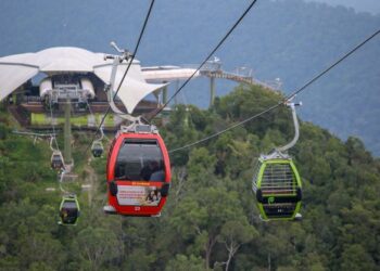 PENGUNJUNG menikmati pemandangan panorama di SkyCab Langkawi sempena pembukaan gelembung pelancongan di pulau peranginan itu..
UTUSAN/ SHAHIR NOORDIN