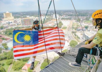 BENDERA tidak boleh sesekali diperlaku dalam apa-apa jua bentuk yang boleh dianggap sebagai tidak menghormatinya, lantas menghinanya. – UTUSAN/SHAHIR NOORDIN
