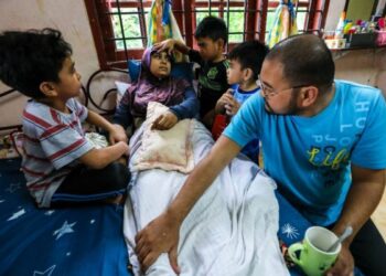 NUSRATINA Mohd. Saad ditemani Mohamad Safwan Abu Bakar dan anak-anak mereka di  Kampung Keriang Pulau, Alor Setar, Kedah.  - UTUSAN/MOHD. RAFIE AZIMI