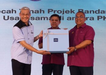 MUHAMMAD Sanusi Md. Nor (kanan) menerima cenderamata daripada Tunku Mohamad Zulkifli Osman sempena majlis pecah tanah projek Bandar Saujana Putra di Amanjaya Mall, Sungai Petani. – UTUSAN/SHAHIR NOORDIN.