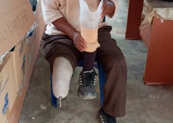 MOHD. Adzami Abu menunjukkan kaki palsu yang digunakannya selepas kaki kanannya terpaksa dipotong akibat alahan kulit di Kampung Batas Bujur, Sungai Limau, Yan hari ini. -UTUSAN/OTHMAN YAHAYA