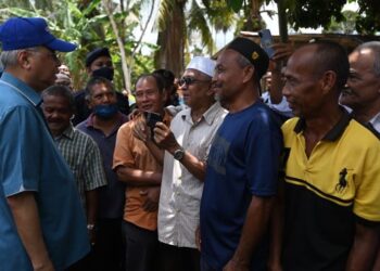 ISMAIL Sabri Yaakob bertemu dengan penduduk ketika melawat lokasi terjejas dalam tragedi kepala air dan banjir lumpur di Kampung Iboi, Baling, Kedah, hari ini. - FOTO/IHSAN PEJABAT PERDANA MENTERI
