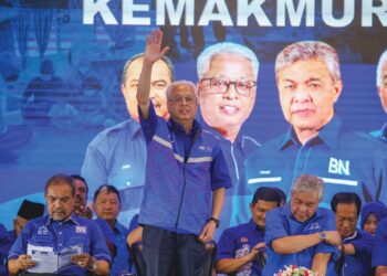BARISAN Nasional sudah menang dari sudut calon Perdana Menteri yang bersesuaian dengan aspirasi semasa anak muda kerana Ismail Sabri Yaakob (berdiri) baru berusia 62 tahun berbanding calon Pakatan Harapan dan Perikatan Nasional masing-masing berusia 75 tahun. – UTUSAN/ SHAHIR NOORDIN