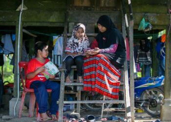Berkongsi cerita adalah cara yang baik dan mudah untuk mengeratkan hubungan kekeluargaan. 
– UTUSAN/SHAHIR NOORDIN