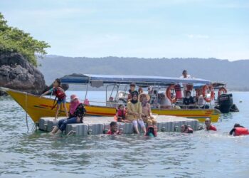 PEMBUKAAN Pulau Langkawi terhad kepada pelancong domestik yang lengkap dua dos vaksinasi dan perlu mendapat kebenaran polis. – UTUSAN/SHAHIR NOORDIN
