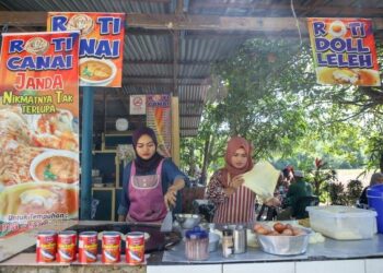 NORASIAH Abdul Rahman (kanan) bersama Nurul Nadia Ismail membuat roti canai di Restoran Roti Canai Janda, Pokok Sena, Kedah.