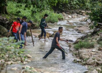 Beberapa  penduduk mengambil inisiatif melakukan rondaan mengesan saki-baki tahanan etnik Rohingya yang melarikan diri dari Kem Sri Intan, Depot Imigresen Sementara Relau malam kelmarin. - UTUSAN/ SHAHIR NOORDIN