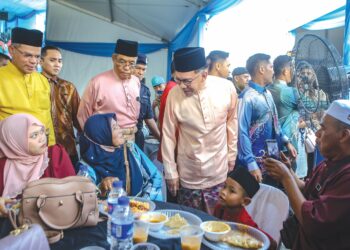 ANWAR Ibrahim meluangkan masa menyantuni tetamu yang hadir ke Rumah Terbuka Malaysia Madani Bersama Perdana Menteri di Kedah, baru-baru ini. – UTUSAN/SHAHIR NOORDIN