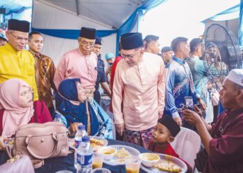ADA pihak menuduh Anwar Ibrahim mahu berpolitik apabila menganjurkan Rumah Terbuka Aidilfitri Malaysia Madani di negeri-negeri yang ditadbir pembangkang. – UTUSAN/SHAHIR NOORDIN