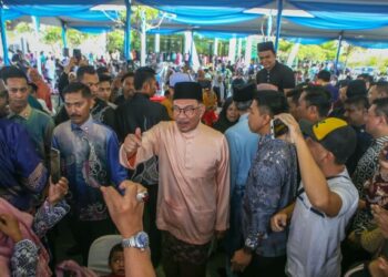 ANWAR Ibrahim meluangkan masa menyantuni tetamu yang hadir ke Rumah Terbuka Aidilfitri Malaysia Madani di Hotel Raia, Kepala Batas, Alor Setar pada 29 April lalu. - UTUSAN/SHAHIR NOORDIN