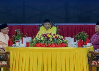 SULTAN Sallehuddin Sultan Badlishah bersama Anwar Ibrahim dan Muhammad Sanusi Md. Nor dalam majlis Rumah Terbuka Aidilfitri Malaysia Madani di Hotel Raia, Kepala Batas, Kedah, hari ini. - FOTO/SHAHIR NOORDIN