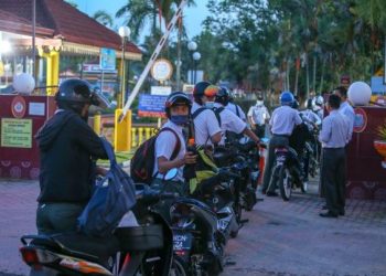 PELAJAR tingkatan lima Sekolah Menengah Kebangsaan Dato Syed Omar yang merupakan calon peperiksaan utama 2020 hadir ke sekolah bagi memulakan sesi persekolahan secara bersemuka di Alor Setar hari ini.