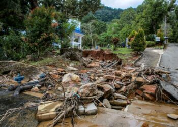 STRUKTUR jalan dan landskap yang rosak teruk di kawasan Peranginan Titi Hayun yang berpunca daripada kejadian arus deras dan banjir kilat Oktober tahun lalu.-UTUSAN/ SHAHIR NOORDIN