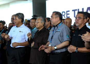 DR. Mahathir Mohamad bersama-sama Mohamad Hasan (kiri) dan Anthony Loke ketika Majlis Penutup LIMA ‘23 di MIEC, Padang Matsirat di Langkawi. -UTUSAN/ SHAHIR NOORDIN