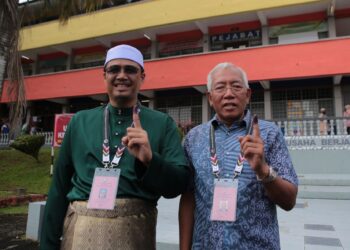 Mahdzir Khalid (kanan) antara pemimpin UMNO yang kalah dalam Pilihan Raya Umum Ke-15 (PRU15) kelmarin.