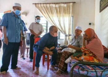MOHD. Salleh Saidin menyampaikan sumbangan Aidilfitri berupa daging dan keperluan harian kepada salah seorang penerima, Dahari Din, 65 di Kota Sarang Semut, Alor Setar hari ini.
UTUSAN/ SHAHIR NOORDIN