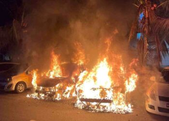 KEADAAN empat kereta yang terbakar di Taman Sri Bahagia, Kajang pagi tadi.