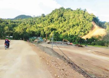 KEADAAN jalan tanah merah di Pagalungan, Nabawan, Sabah. – UTUSAN/SURAIDAH ROSLAN