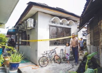 KEADAAN rumah yang rosak dalam kebakaran yang mengorbankan dua beradik di Jalan Dewan Simpang Tiga Kampung Tanggut, Gombak, Kuala Lumpur, semalam. – FOTO/FARIZ RUSADIO