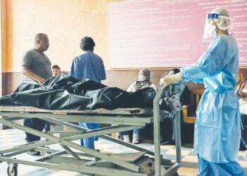 JENAZAH dua beradik tiba di Jabatan Forensik Hospital Selayang semalam bagi bedah siasat. – FOTO/AINA HANIS