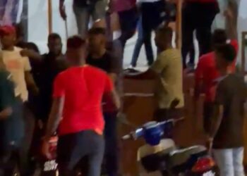 TANGKAP layar video tular kejadian rusuhan di luar sebuah bangunan di Jalan Sultan Idris Shah, Ipoh. - UTUSAN/MEDIA SOSIAL