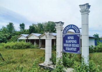 PROJEK premis perniagaan yang terbiar dan diselaputi semak samun dan rosak di Kampung Durian Hijau di Jerantut, Pahang. - UTUSAN/HARIS FADILAH AHMAD