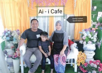 AZIZAH MOHD. YUSOF dan Rohaizat Mustafa duduk di atas pelamin yang dibina di Kedai Kahwin-Kahwin  di hadapan Kompleks Pejabat Kadi dan Mahkamah Syariah Pontian.