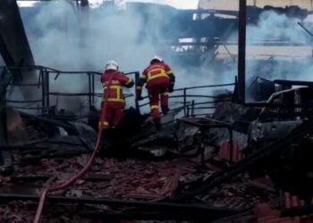 LAPAN deretan bengkel di Jalan Tanjung Api- Padang Lalang di Kuantan, Pahang musnah dalam kebakaran hari ini. - IHSAN JBPM PAHANG