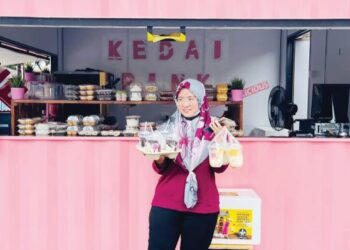 FARAH AKMAL MOHD. SARUAN menunjukkan minuman yang dijual di ‘Kedai Pink‘ di Kampung Parit Pinang Kanan, Benut, Pontian.