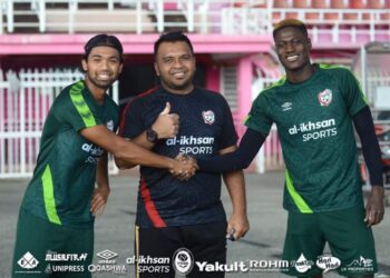 ambil disaksikan jurulatih, Nazrulerwan Makmor selepas bergaduh ketika menentang Perak FC II minggu lalu. - IHSAN KELANTAN UNITED