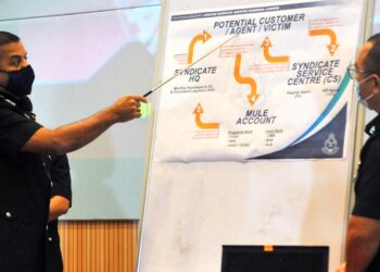 AYOB Khan Mydin Pitchay (kiri) menunjukkan modus operandi oleh sindiket penipuan tawaran kerja sambilan sebagai ejen jualan e-dagang pada sidang akhbar di IPK Johor di Johor Bahru. - UTUSAN/RAJA JAAFAR ALI