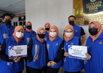 Ahli Skuad Sukarelawan ‘Keluarga Malaysia’ memakai jaket yang dilancarkan oleh Perdana Menteri di Majlis Pra Pelancaran ‘Keluarga Malaysia’ yang berlansung di Auditorium Perdana, Angkasapuri hari ini. -UTUSAN/MUHAMAD IQBAL ROSLI/PIX ONLY
