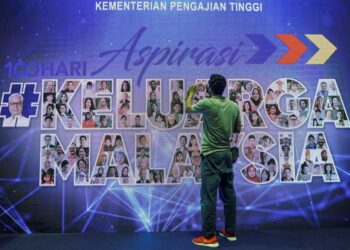 PETUGAS melakukan kerja-kerja persiapan akhir menjelang program 100 Hari Aspirsasi Keluarga Malausia di Pusat Konvensyen Kuala Lumpur (KLCC) bermula hari ini hingga Ahad ini.