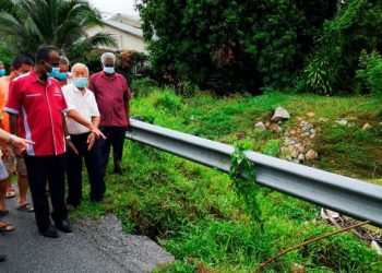 SIVAKUMAR (kiri) meninjau laluan utama merentasi Sungai Selinsing di Kampung Baru Nalla Tronoh yang sering dinaiki air akibat hujan lebat hingga mengakibatkan banjir kilat di Batu Gajah, Batu Gajah, Perak semalam. - UTUSAN/SHAARANI ISMAIL