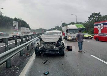 KENDERAAN membawa dua orang sukarelawan SPJ Malaysia terlibat dalam nahas membabitkan tiga buah kenderaan di kilometer 277.8  Lebuhraya Utara-Selatan (arah Utara), dekat Nilai, pagi tadi.